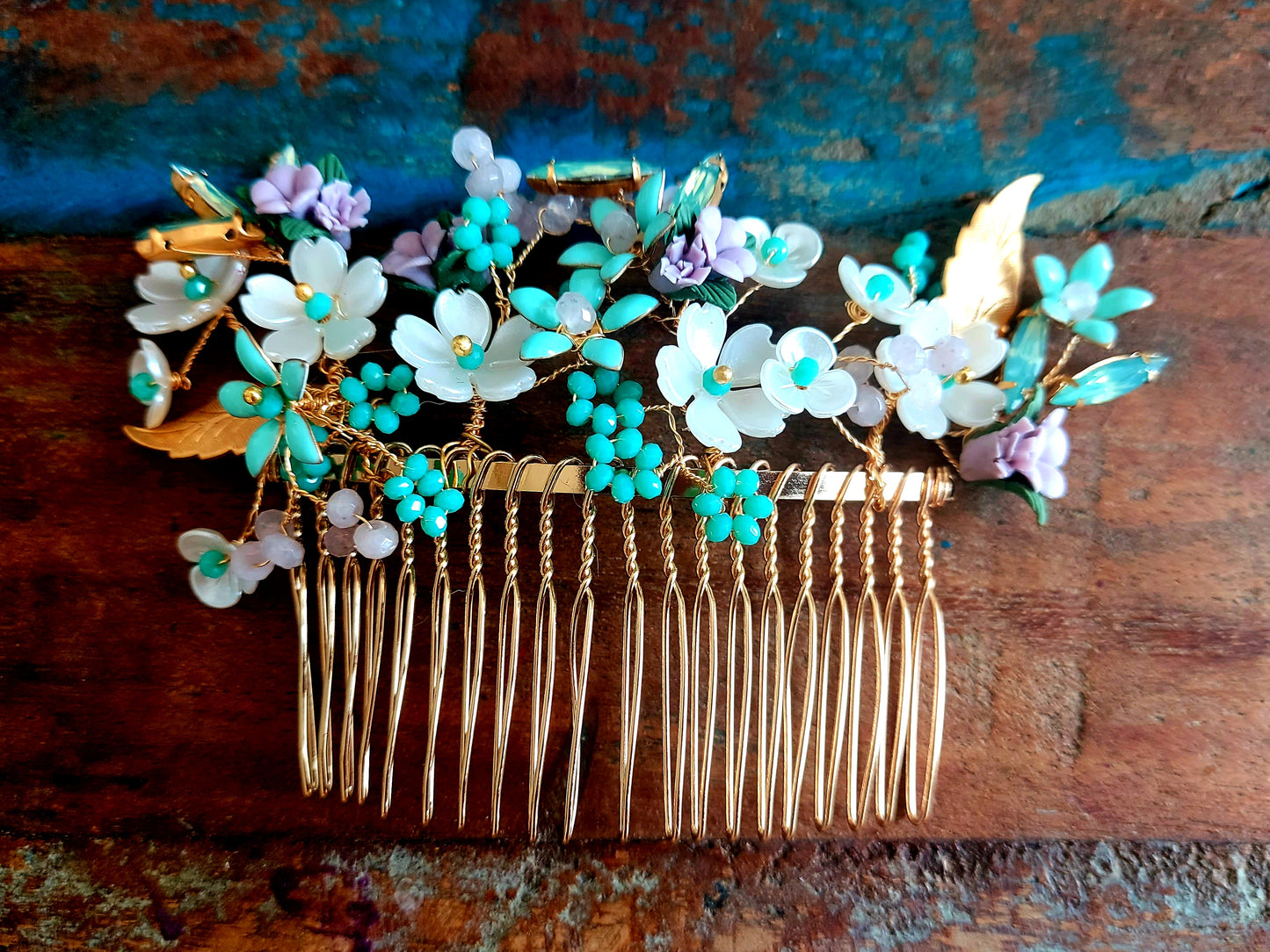 Blossoming wild flowers head comb
