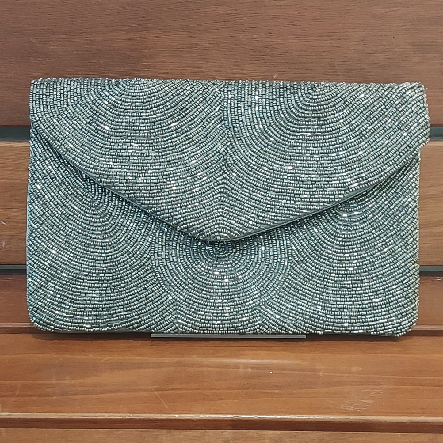 Silvery clutch