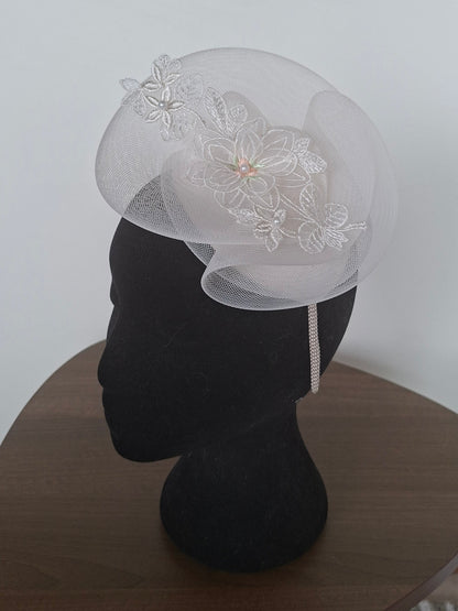 Blanche fascinator
