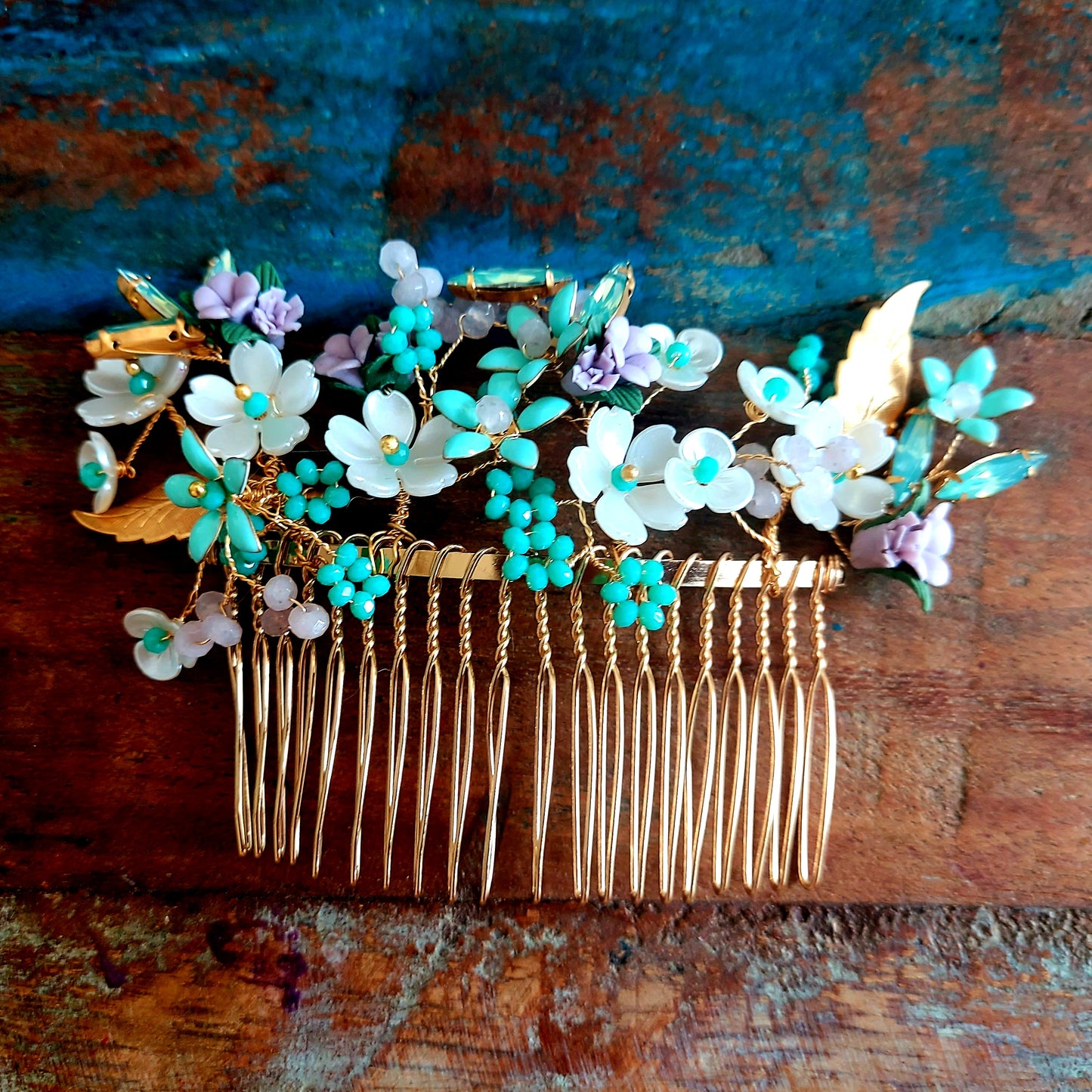 Blossoming wild flowers head comb